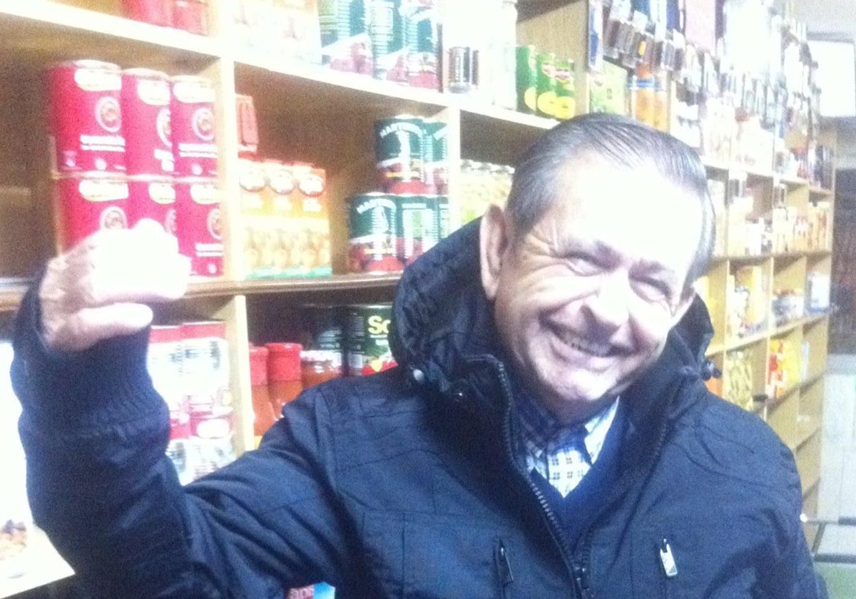 Santiago Ruiz (q.e.p.d) con su sonrisa característica, delante de las estanterías de su tienda, Panadería Loly