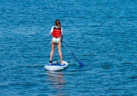 Decathlon alquila tablas de paddle surf por 30 euros para ir a la playa en estas tiendas de Andalucía