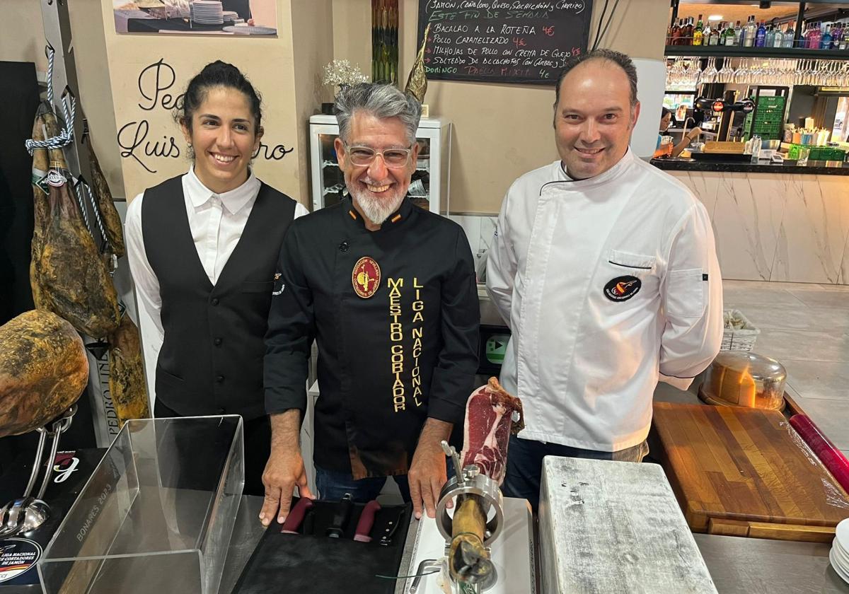 Ana Elena Muñoz, Cristo Muñoz y Pedro Luis Linero en el espacio dedicado al jamón donde trabaja este último