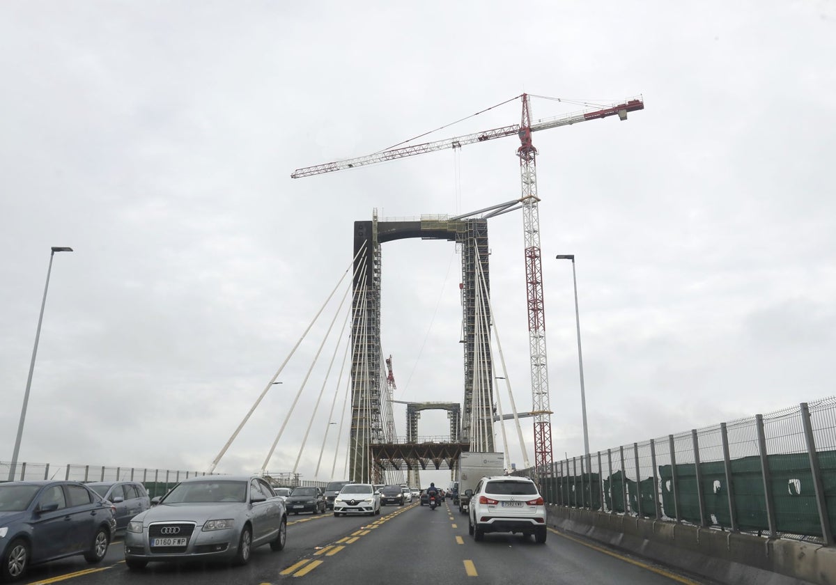 Vehículos discurriendo por el Puente del Centenario, que se encuentra en obras