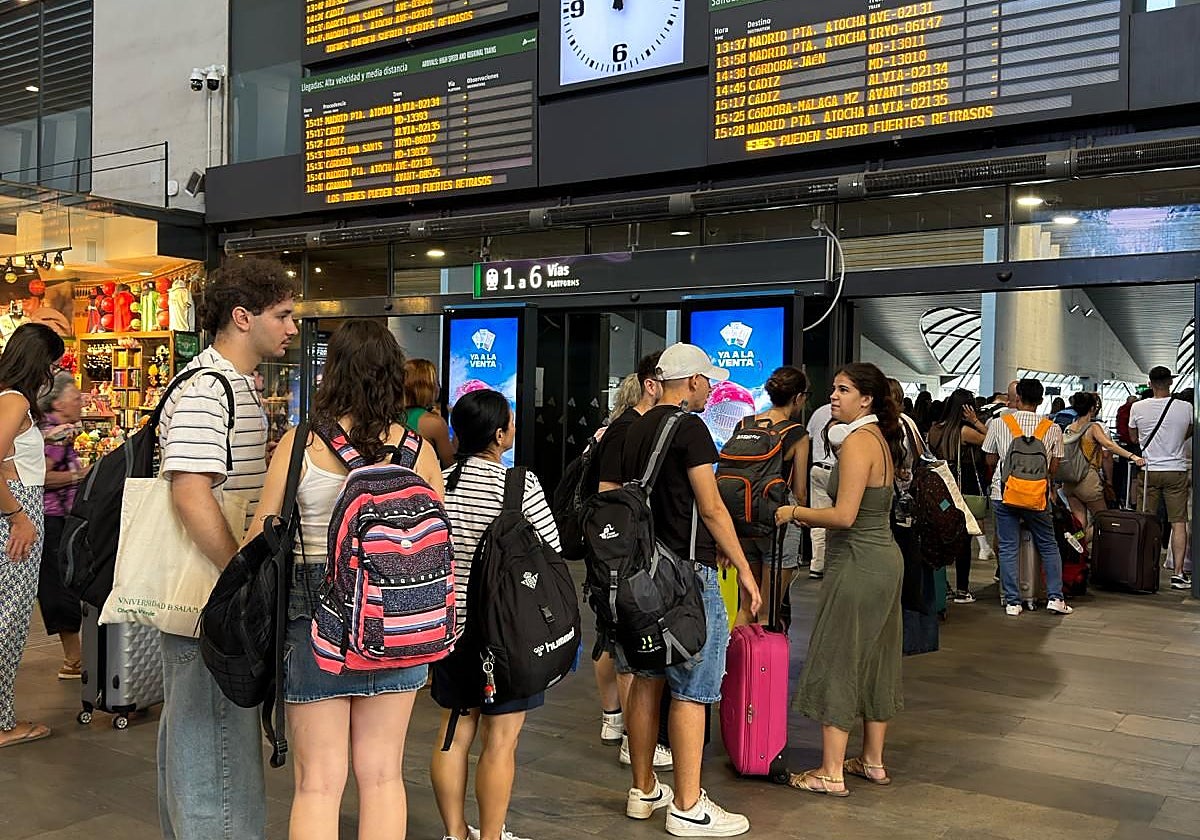 Los paneles informativos informaban en Santa Justa de «fuertes retrasos»