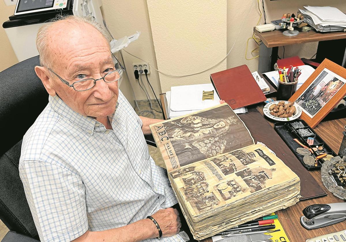 Manuel Mendizábal Merino con la joya documental periodística que ha creado, en sus manos