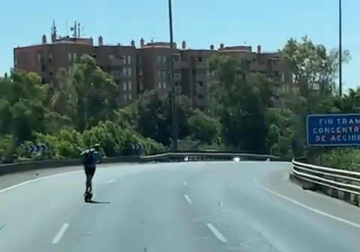 El vídeo viral de un temerario usuario de patinete circulando a 70 km por hora en Sevilla