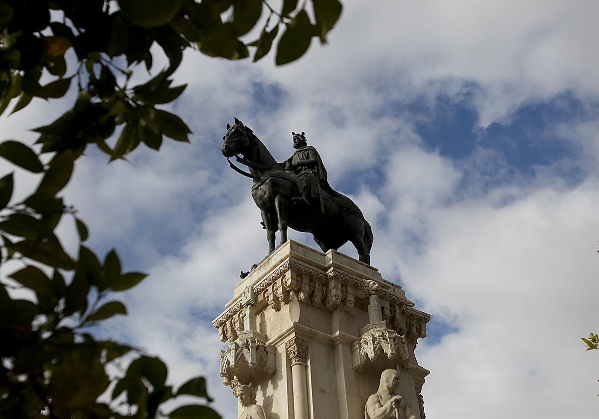 El monumento de San Fernando en la Plaza Nueva