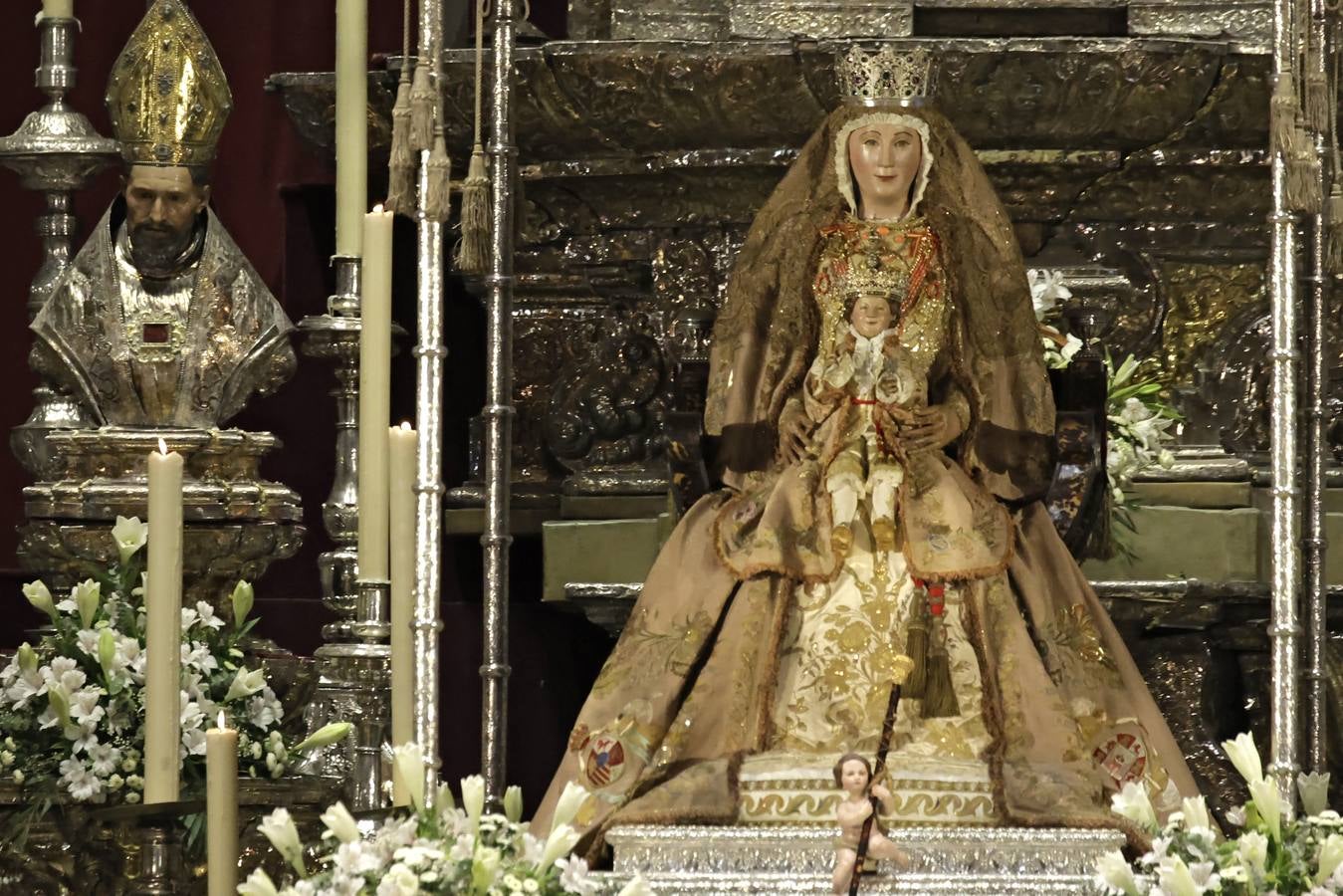 Sevilla se prepara para la mañana de la Virgen