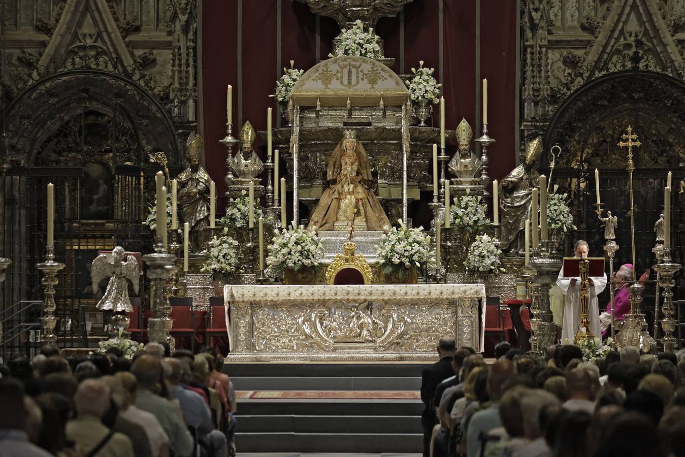 Sevilla se prepara para la mañana de la Virgen
