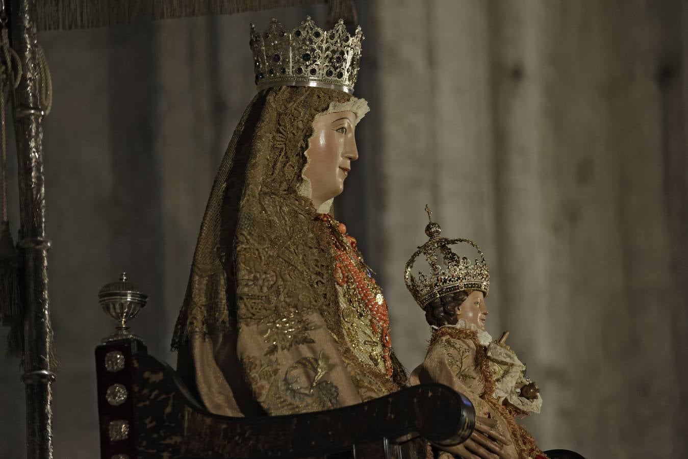 Sevilla se prepara para la mañana de la Virgen