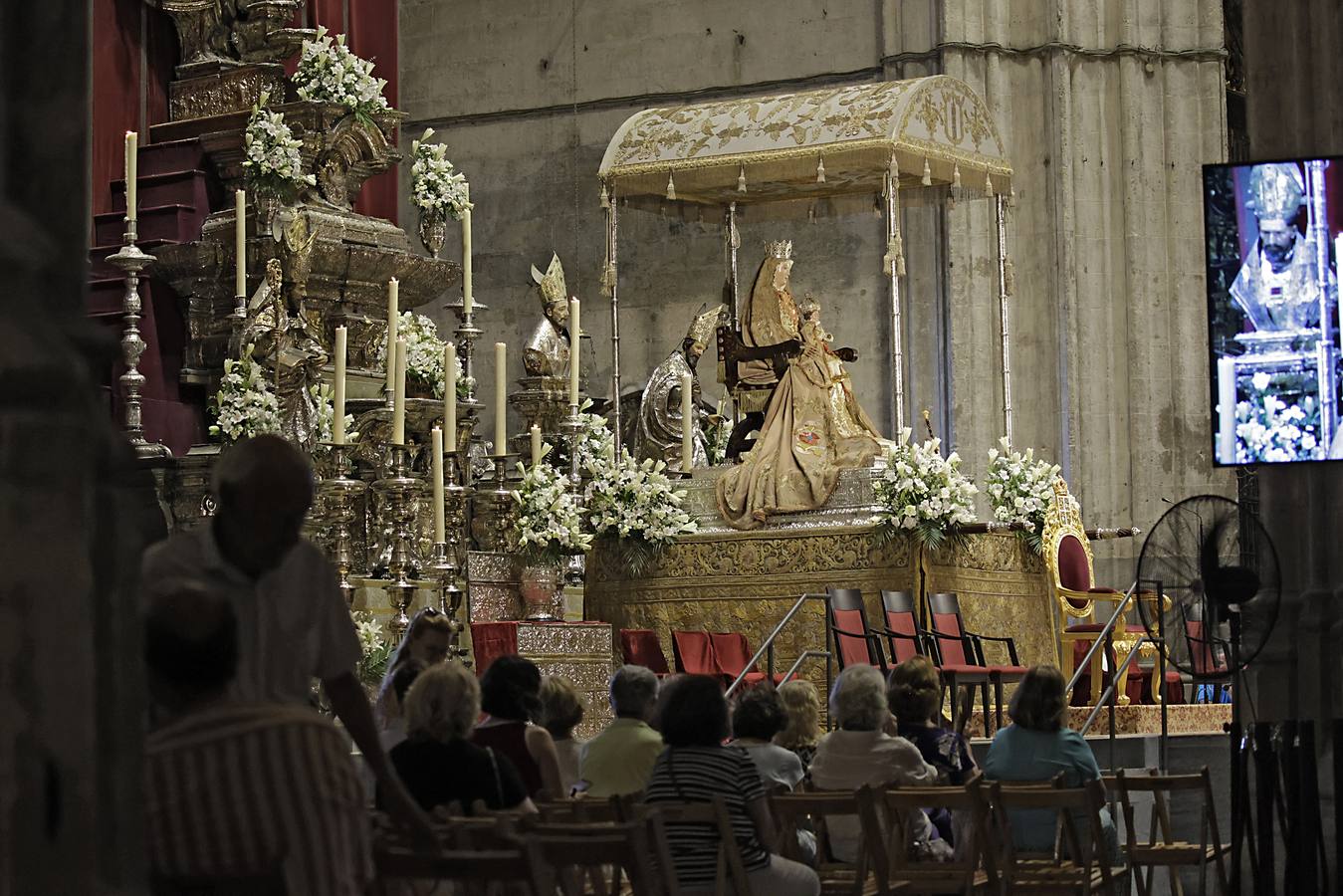 Sevilla se prepara para la mañana de la Virgen