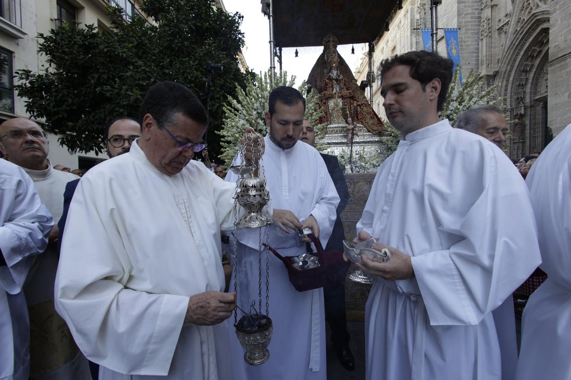 Momentos de la procesión de la Virgen de los Reyes