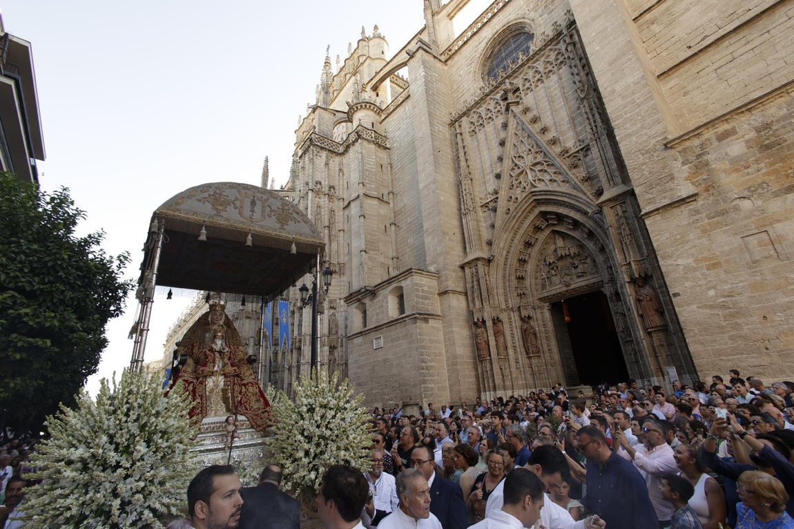 Momentos de la procesión de la Virgen de los Reyes