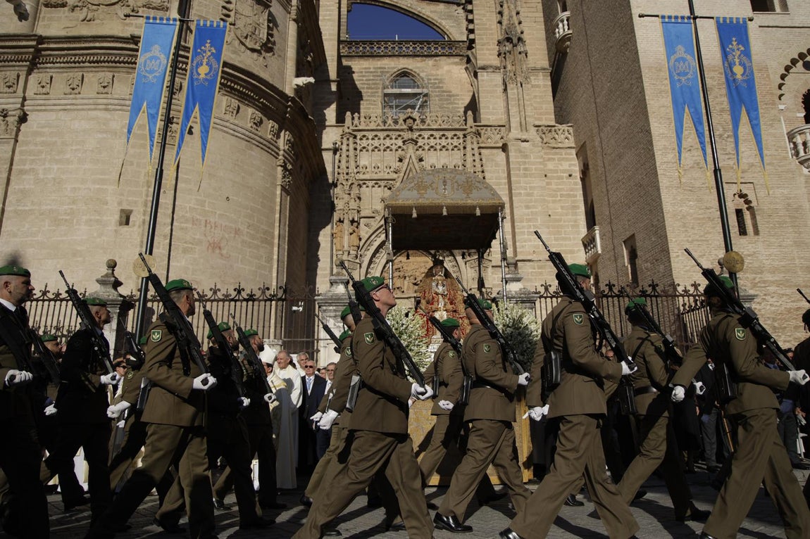 Momentos de la procesión de la Virgen de los Reyes 2024