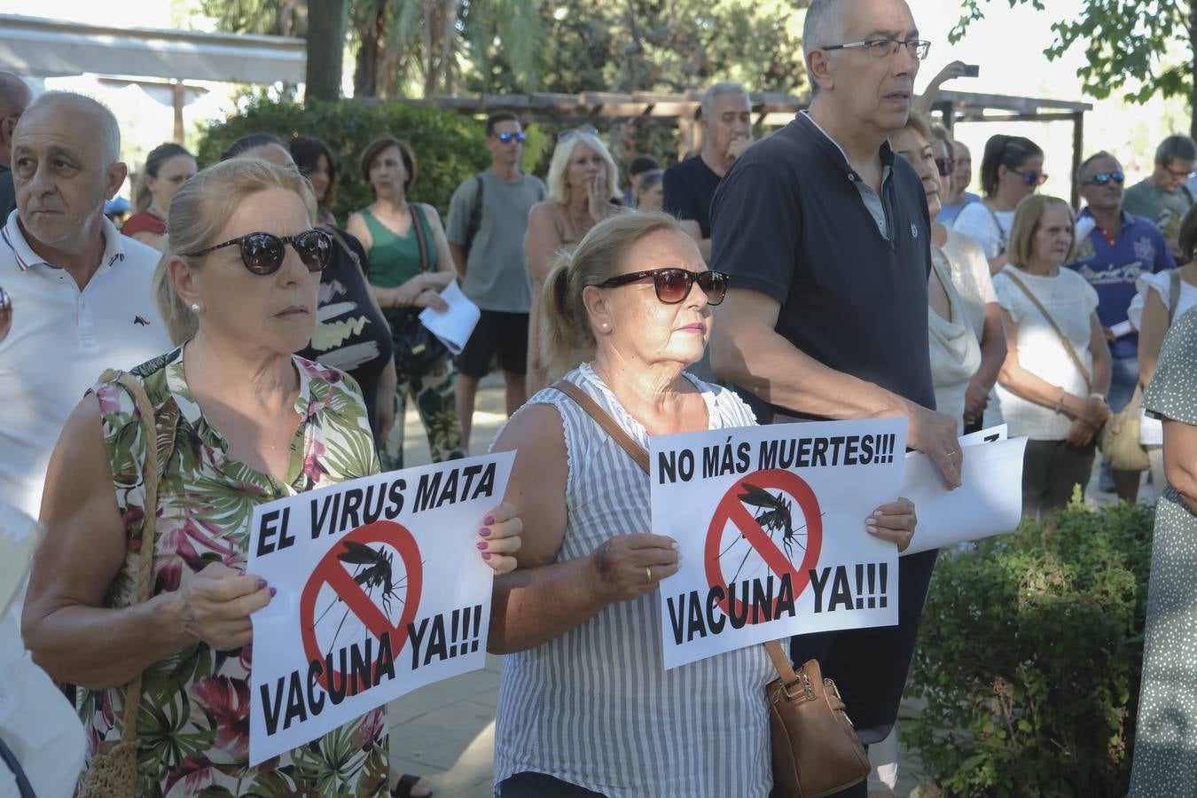 Protesta de los vecinos de Coria del Río por el incremento del número de casos de virus del Nilo 