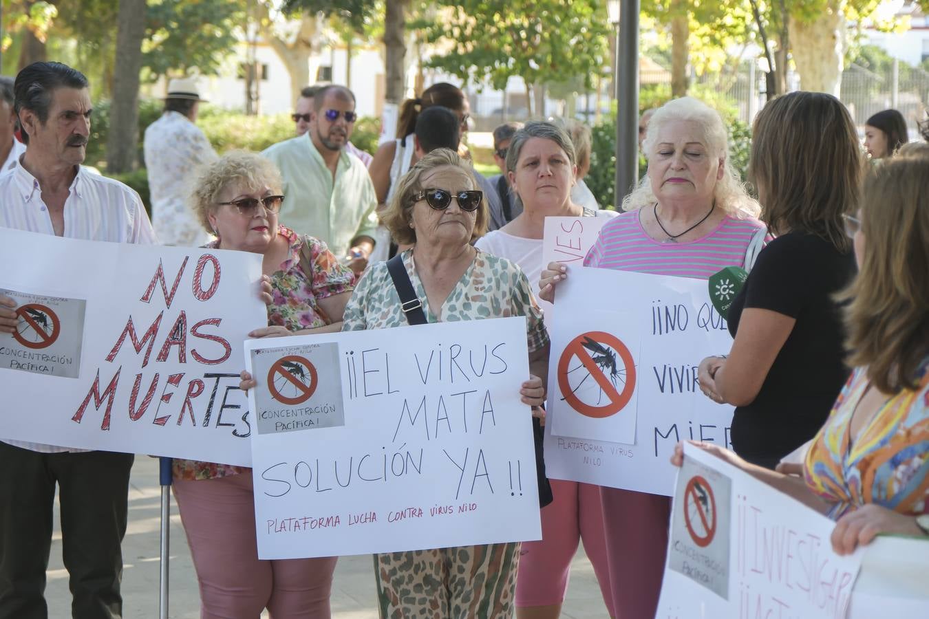 Protesta de los vecinos de Coria del Río por el incremento del número de casos de virus del Nilo 