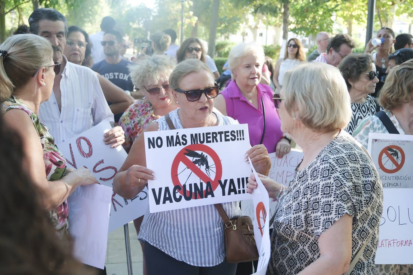 Protesta de los vecinos de Coria del Río por el incremento del número de casos de virus del Nilo 