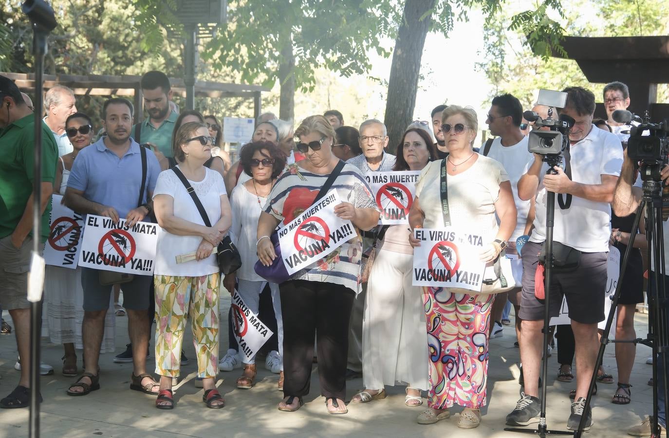 Protesta de los vecinos de Coria del Río por el incremento del número de casos de virus del Nilo 