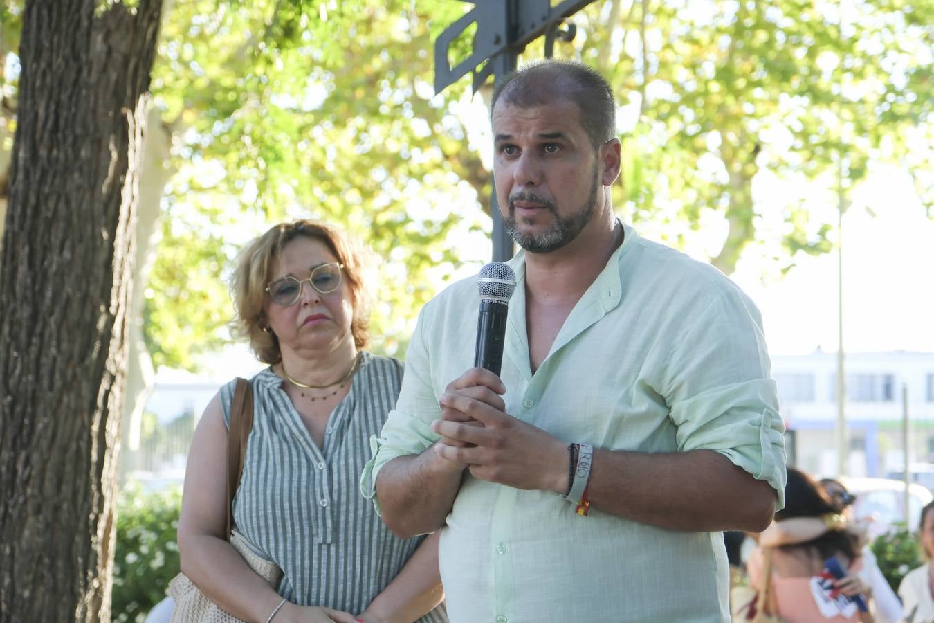 Protesta de los vecinos de Coria del Río por el incremento del número de casos de virus del Nilo 