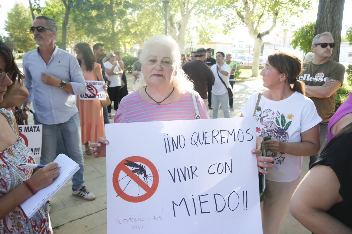 Protesta de los vecinos de Coria del Río por el incremento del número de casos de virus del Nilo 