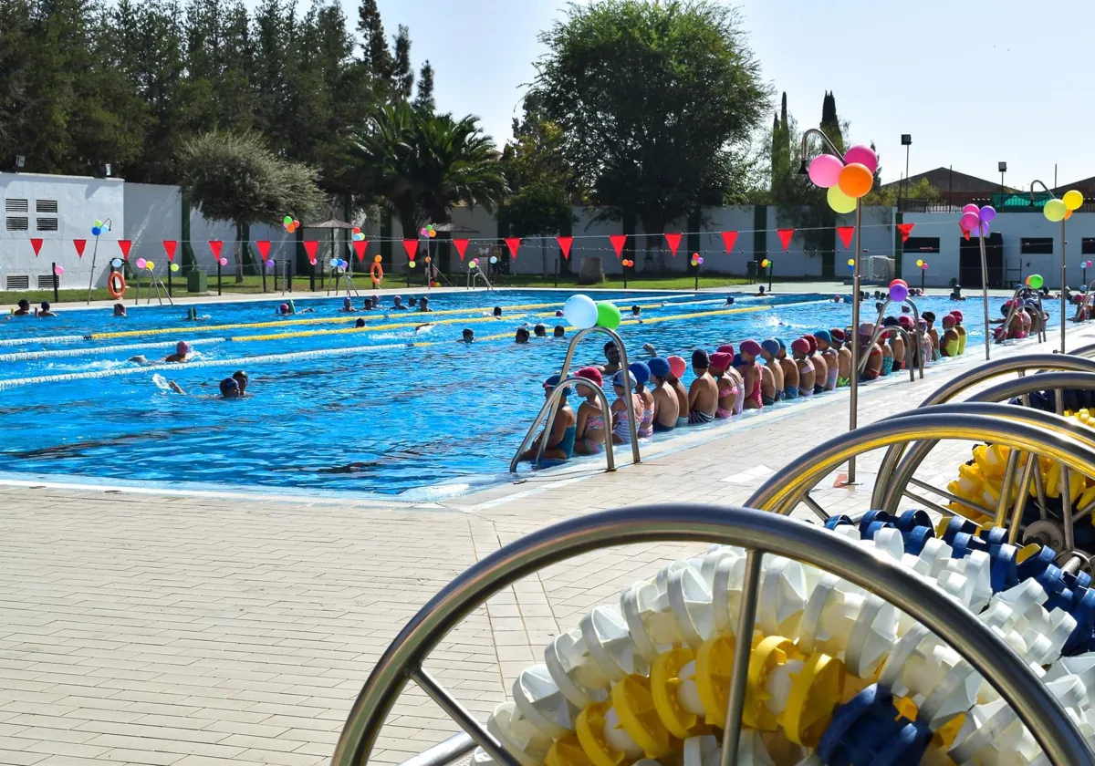 Piscina municipal de Los Palacios y Villafranca, donde ha tenido lugar el suceso