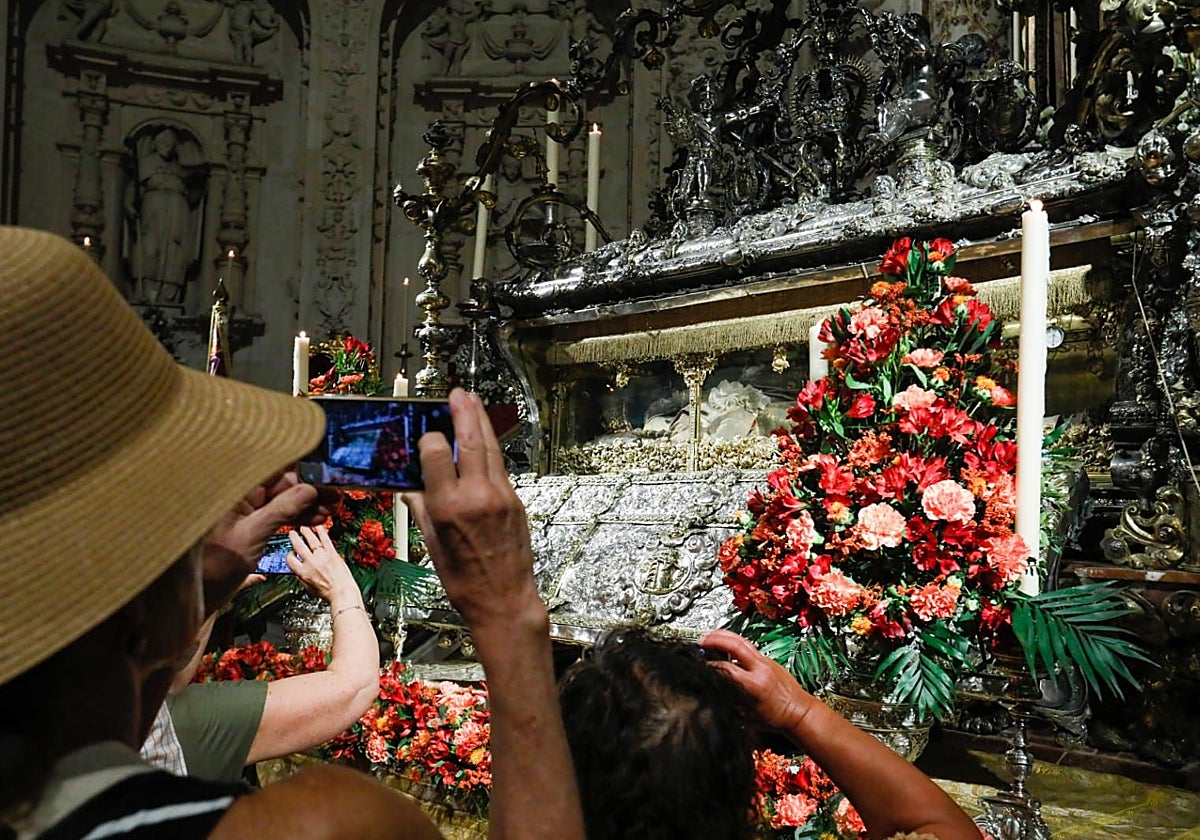 Sevilla honra a Fernando III El Santo con la apertura de su urna en la Catedral