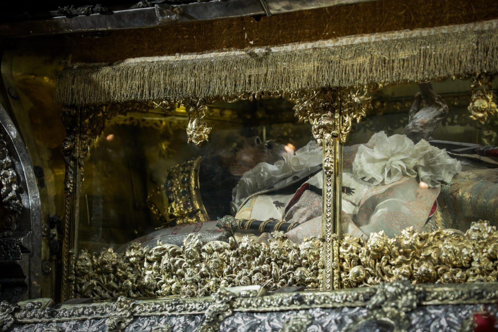Sevilla honra a Fernando III El Santo con la apertura de su urna en la Catedral