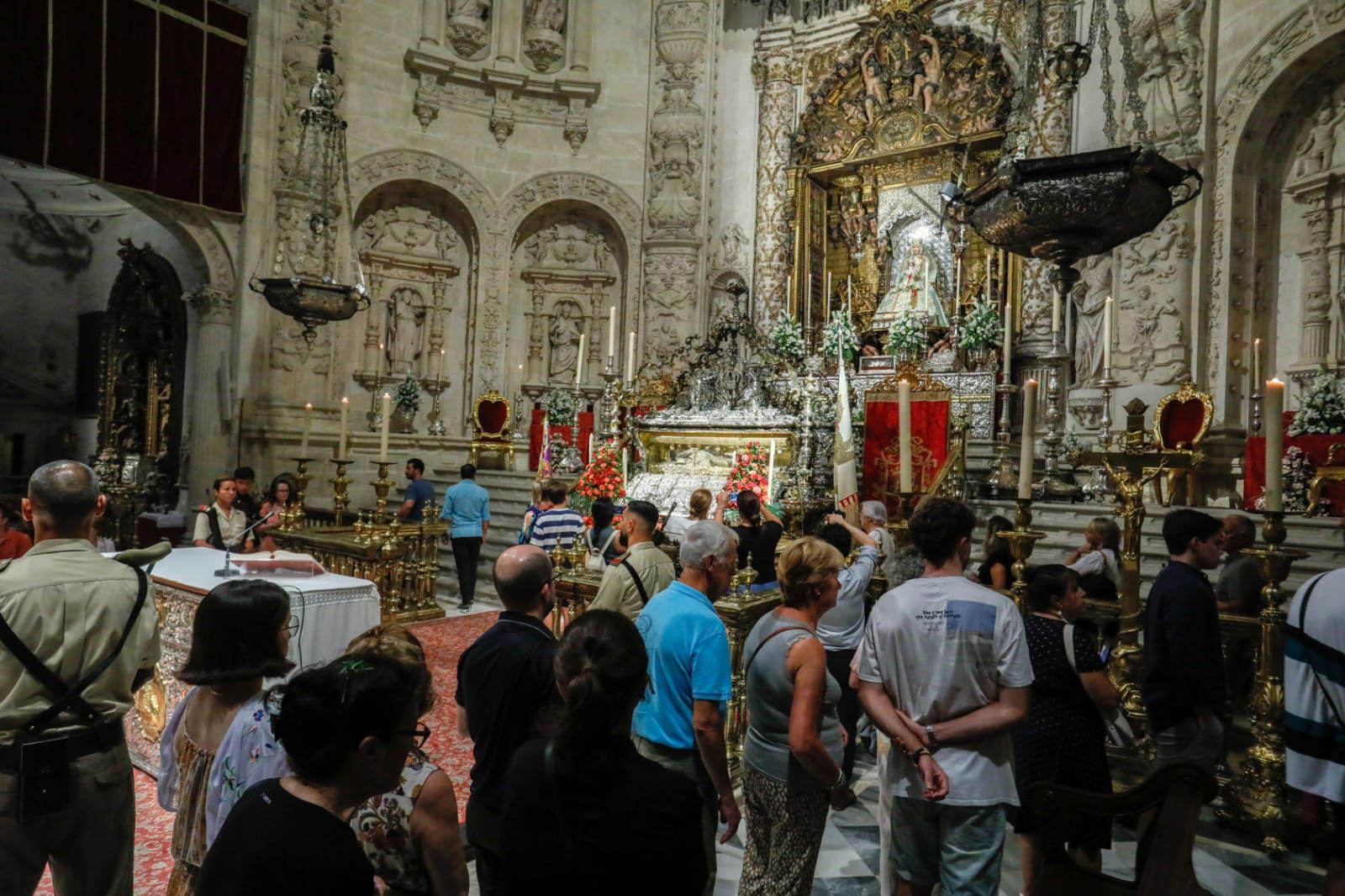 Sevilla honra a Fernando III El Santo con la apertura de su urna en la Catedral
