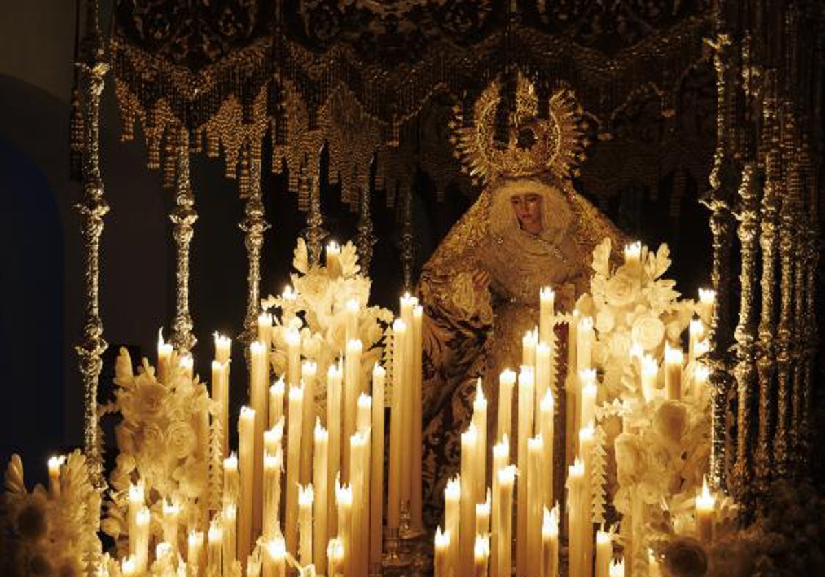 La Esperanza de Triana, a la luz de las velas