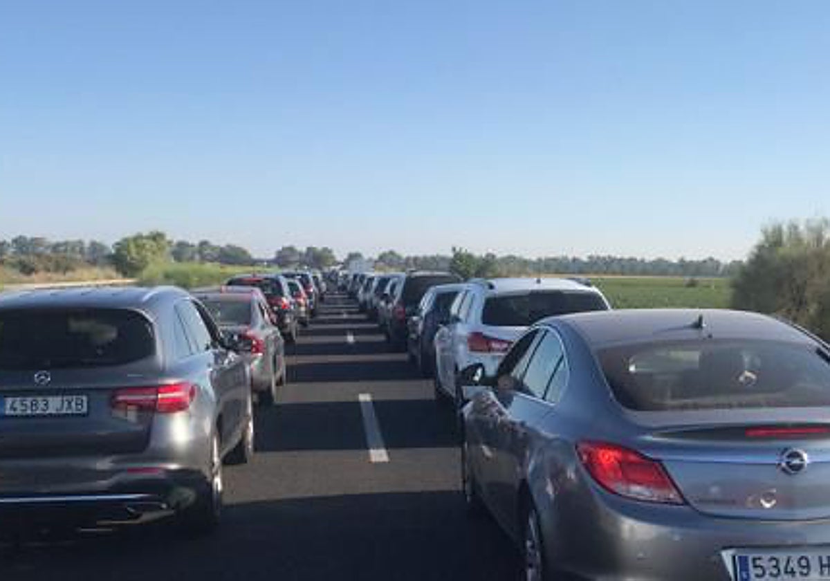 Imagen de archivo de una retención en la autopista AP-4 que une Cádiz y Sevilla