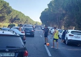 Se ponen a jugar al fútbol en medio de la AP-4 durante las retenciones por el incendio de un vehículo