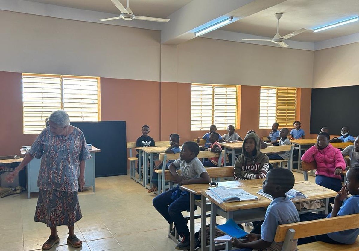 Sor Cristina en una de las aulas del centro escolar de Burkina Faso que abrió este año con la ayuda de Manos Unidas