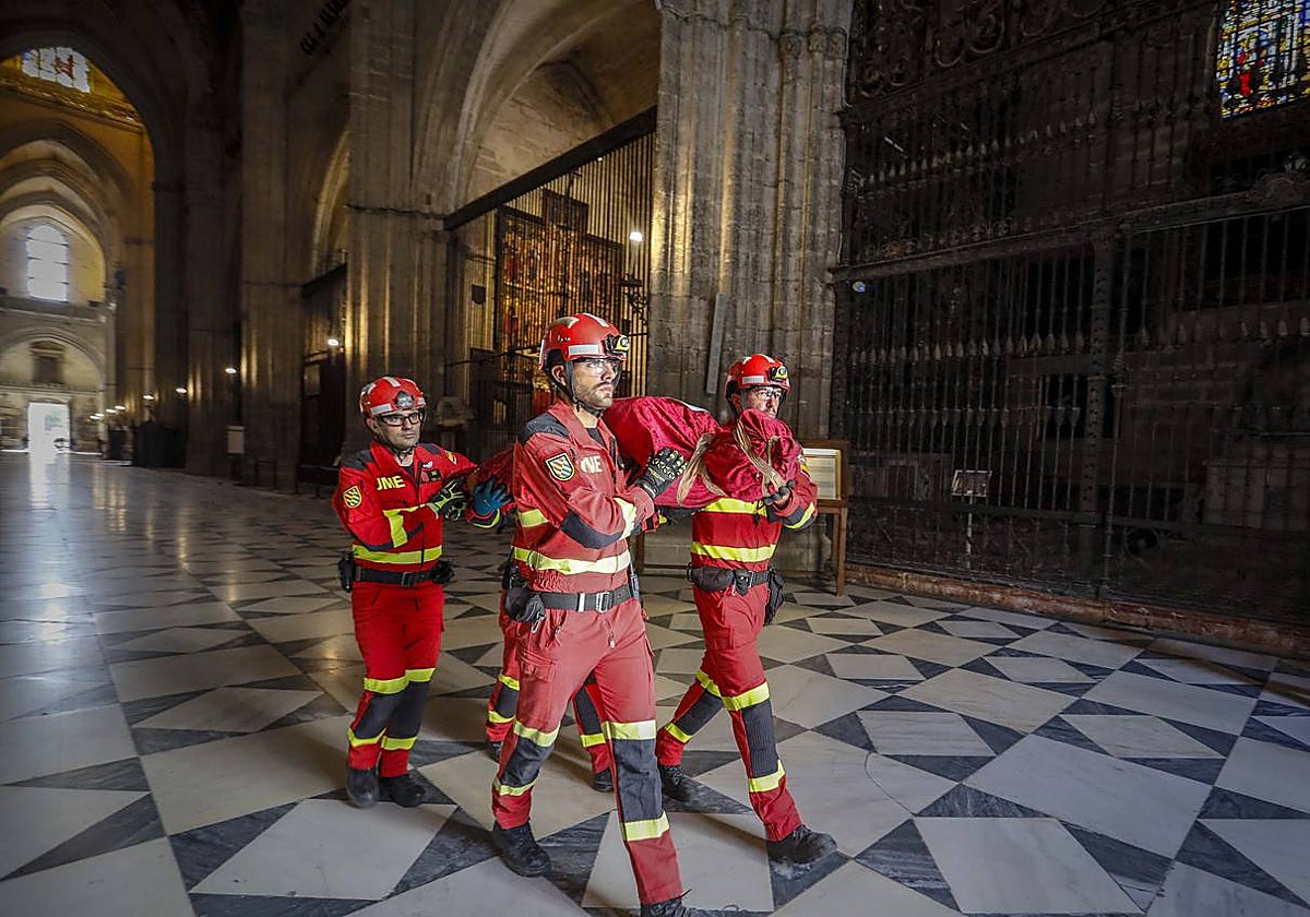 Bomberos durante el simulacro de incendio en el interior de la Catedral