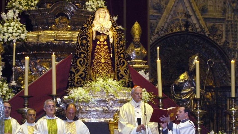 La Virgen de la Palma en su coronación canónica sobre la peana de la hermandad del Gran Poder