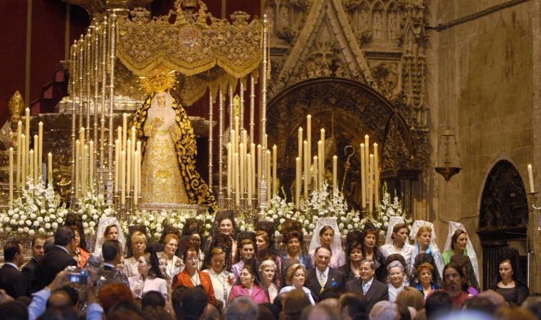 Las hermanas de Montesión delante del altar de la coronación canónica de la Virgen del Rosario