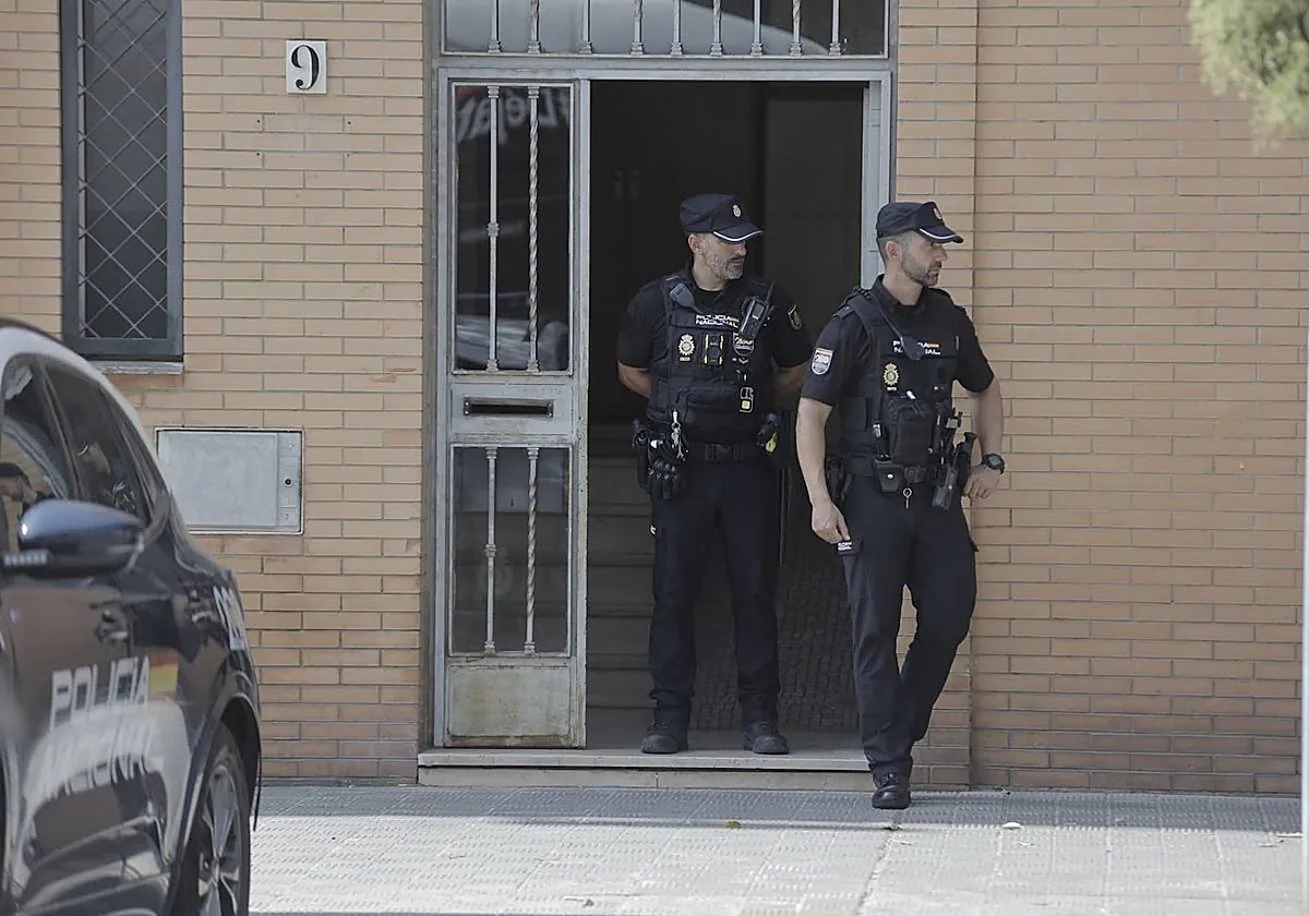 Agentes de la Policía Nacional en la entrada del edificio donde residía el matrimonio