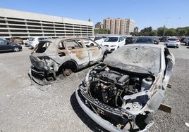 Usuarios del Metro de Sevilla denuncian la «lamentable situación» de la explanada de Blas Infante con varios coches abandonados