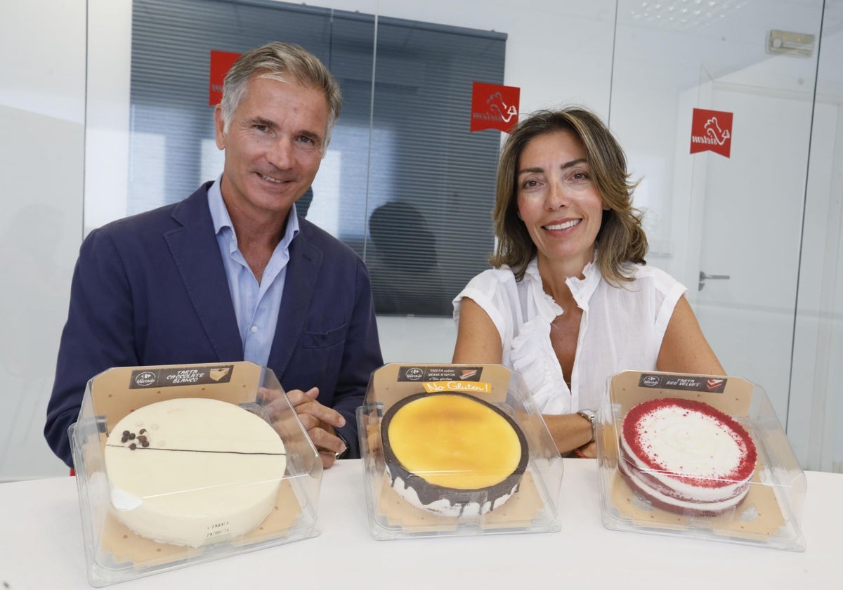 Carlos Lapetra y Alicia Casas junto a varias de las tartas de Sietem