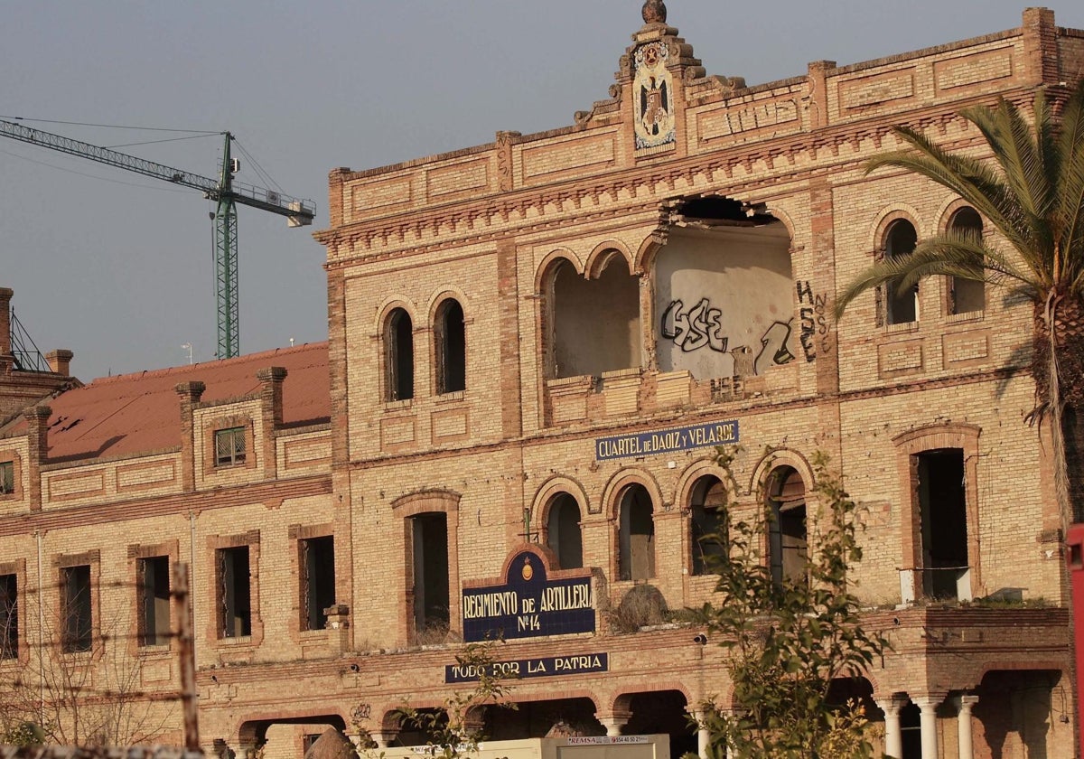 El edificio principal de los cuarteles del Antiguo Regimiento de Artillería Daoíz y Velarde