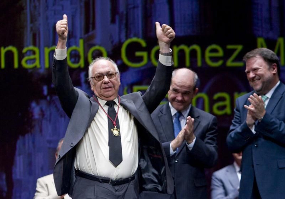 Fernando Gómez Gelán junto a Manuel Chaves y Alfredo Sánchez Monteseirín en 2009, cuando recibió la Medalla de la Ciudad