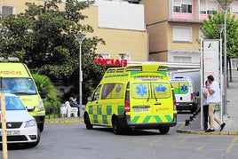 Muere una mujer de 95 años tras caerse de una camilla en una sala de espera del Hospital Virgen del Rocío