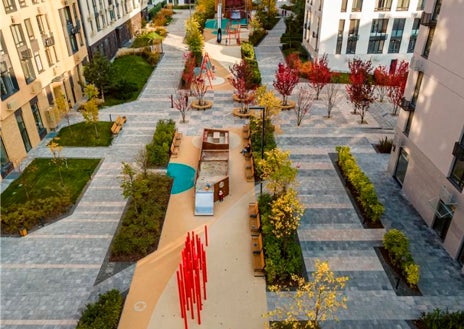 Imagen secundaria 1 - Arriba, el centro de datos que gestionará Iberdrola. Debajo, una de las zonas verdes y la biblioteca central del barrio