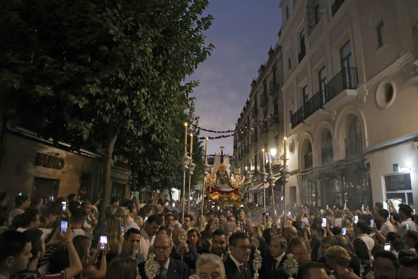 Un momento del traslado a la Catedral este sábado de la Piedad de la Hermandad del Baratillo