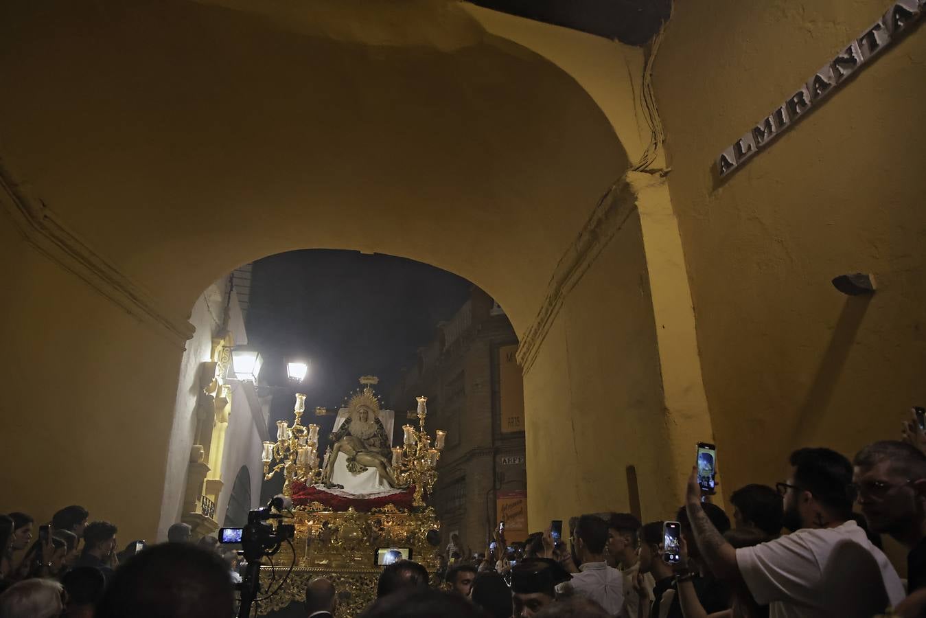 Un momento del traslado a la Catedral este sábado de la Piedad de la Hermandad del Baratillo