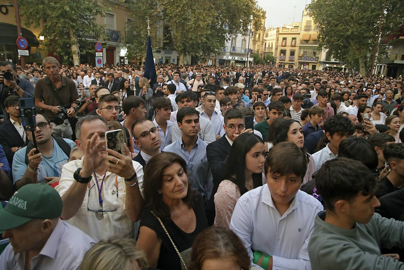 Un momento del traslado a la Catedral este sábado de la Piedad de la Hermandad del Baratillo