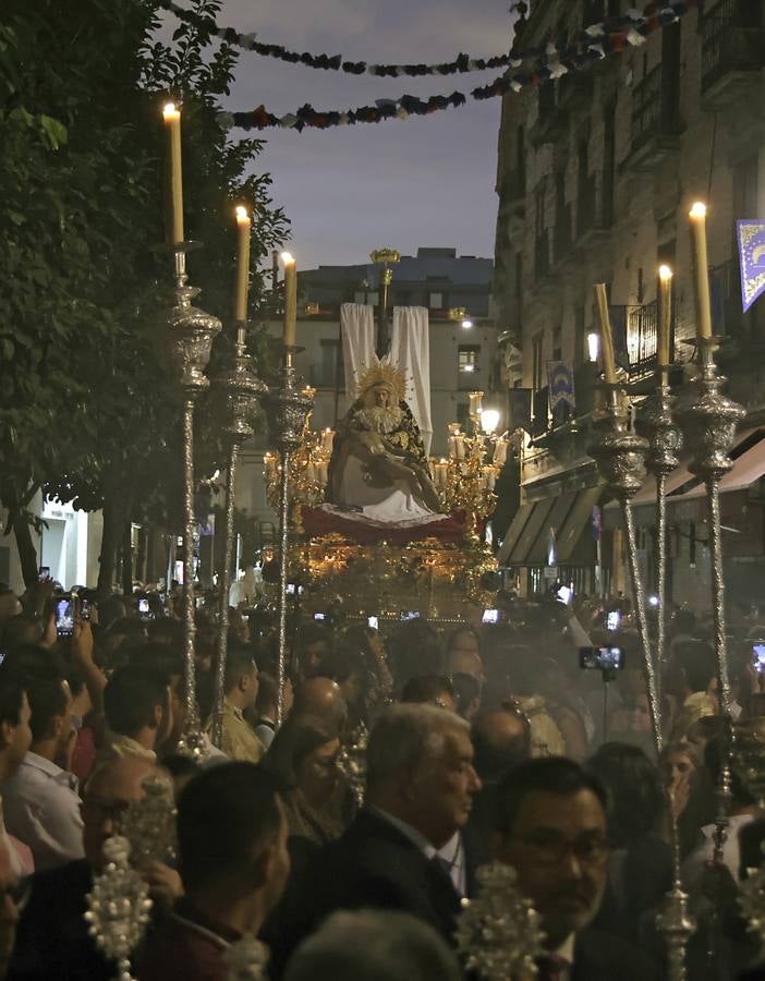 Un momento del traslado a la Catedral este sábado de la Piedad de la Hermandad del Baratillo