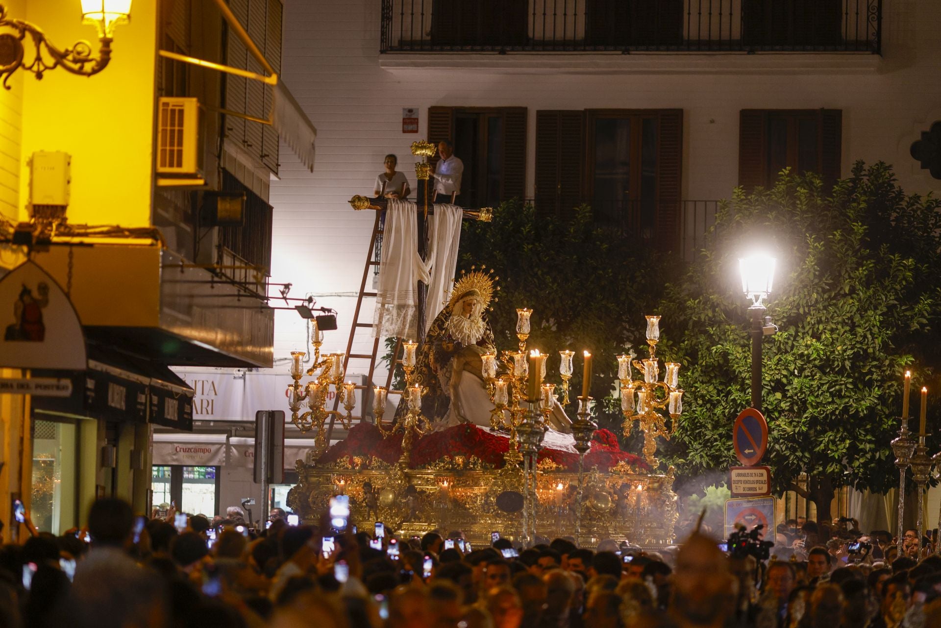 Un momento del traslado  a la Catedral este sábado de la Piedad de la Hermandad del Baratillo