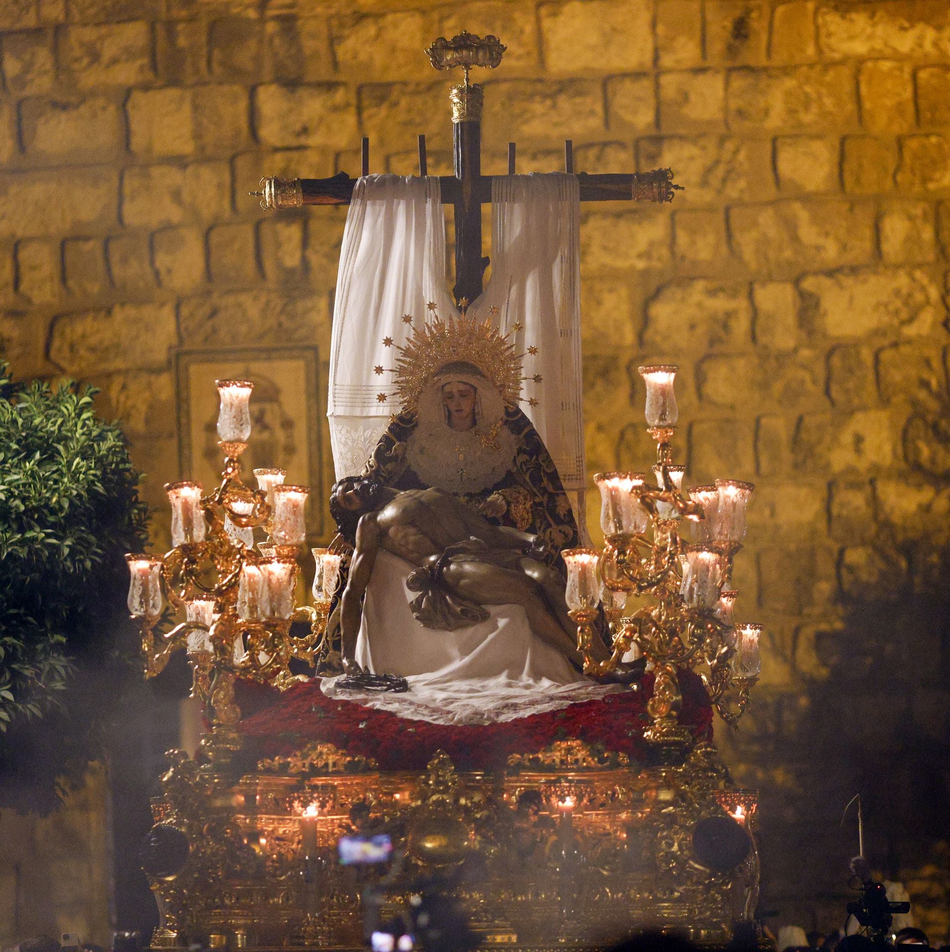 Un momento del traslado  a la Catedral este sábado de la Piedad de la Hermandad del Baratillo