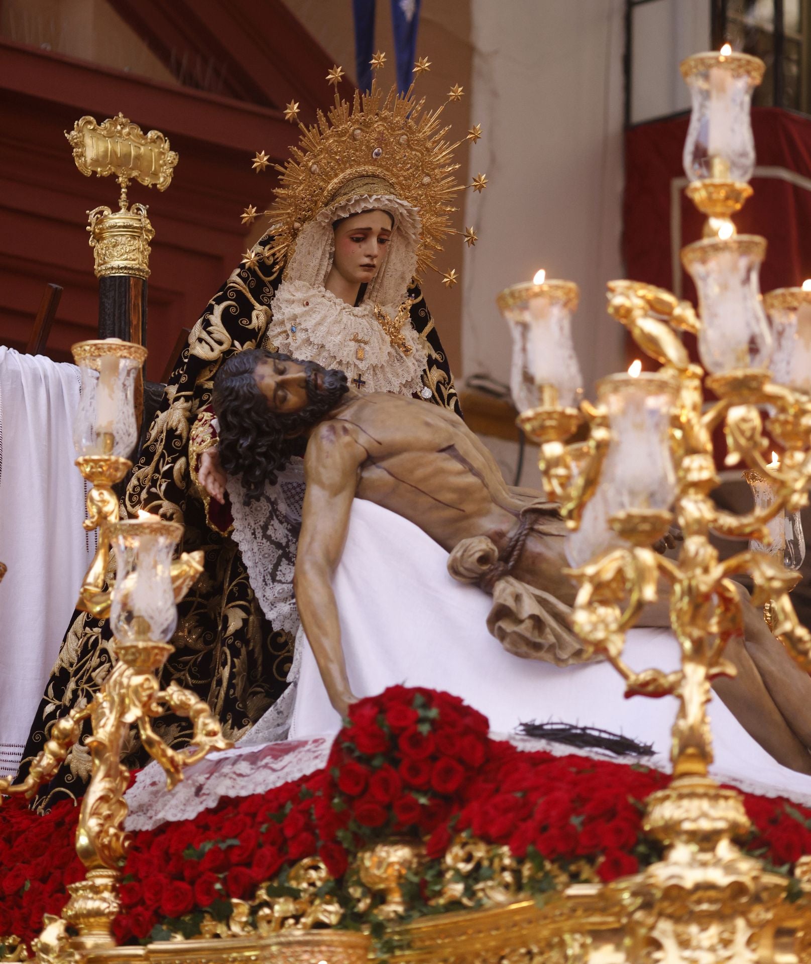 Un momento del traslado  a la Catedral este sábado de la Piedad de la Hermandad del Baratillo