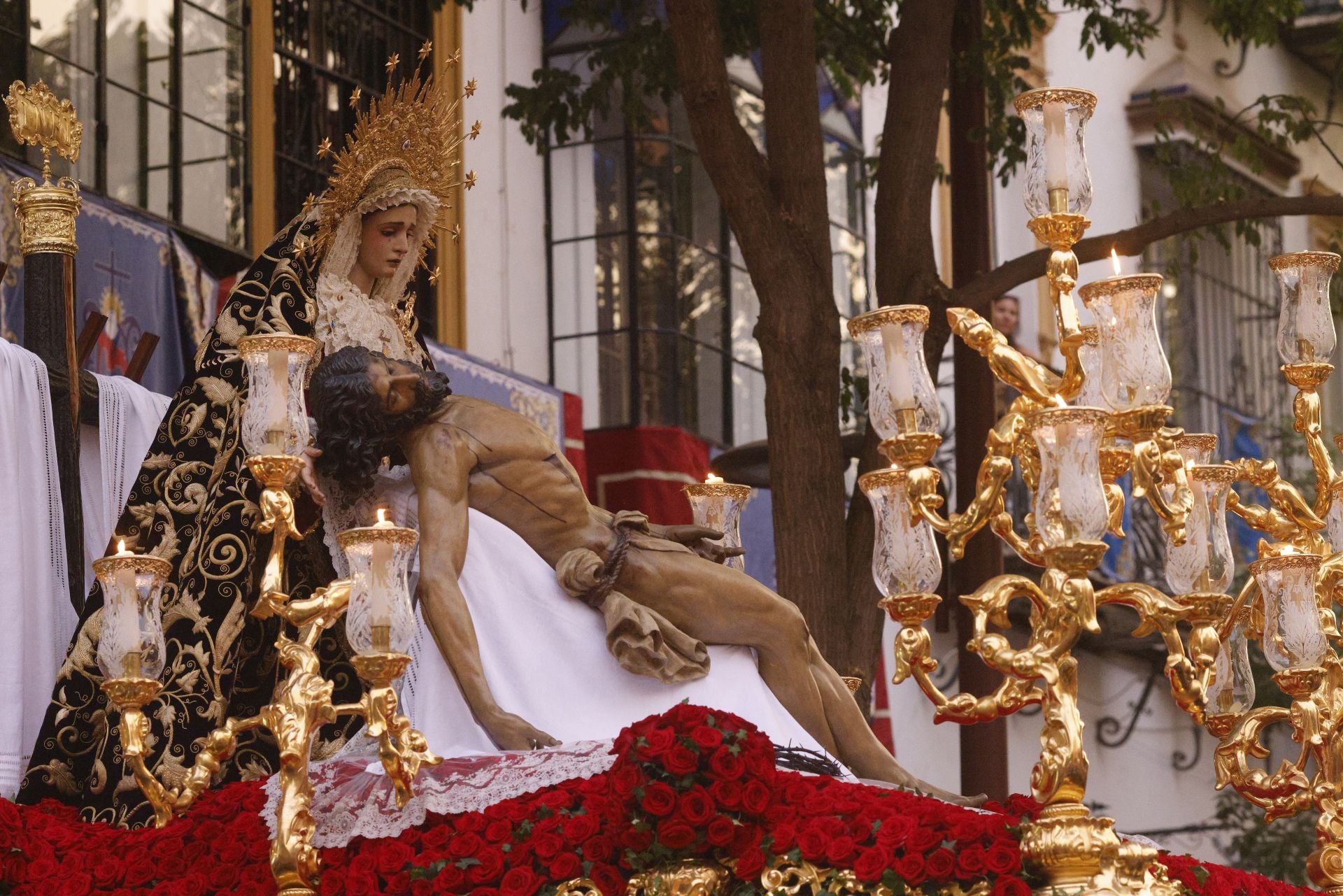 Un momento del traslado  a la Catedral este sábado de la Piedad de la Hermandad del Baratillo