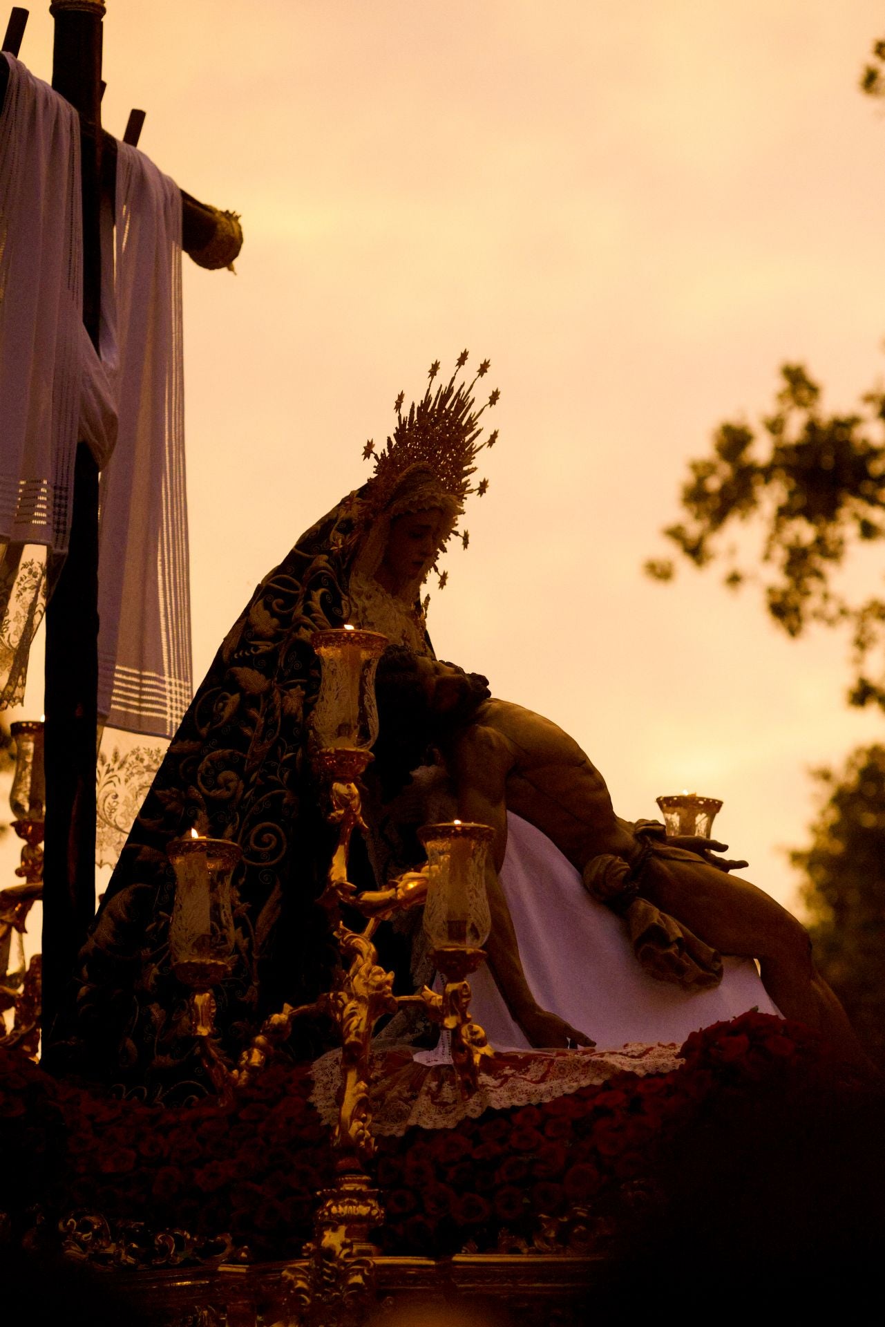 Un momento del traslado  a la Catedral este sábado de la Piedad de la Hermandad del Baratillo