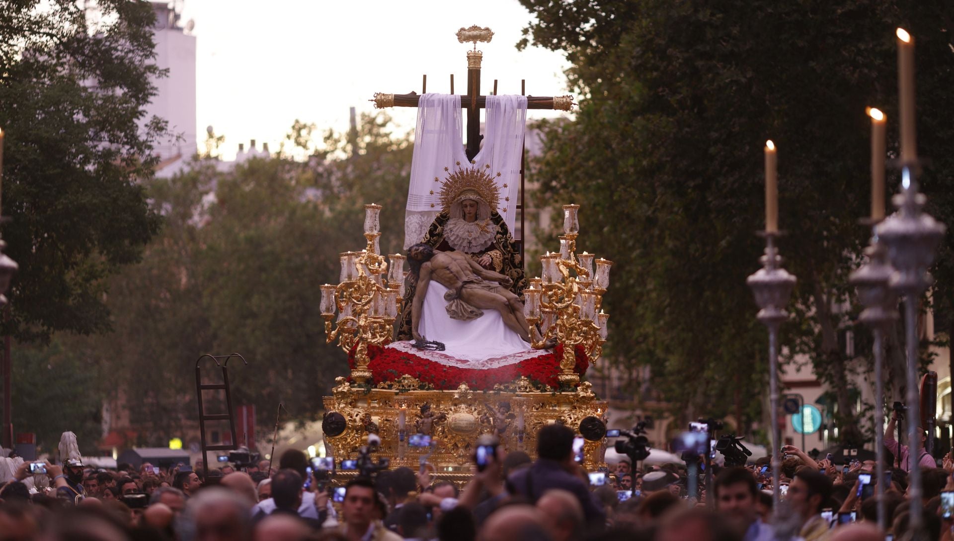 Un momento del traslado  a la Catedral este sábado de la Piedad de la Hermandad del Baratillo
