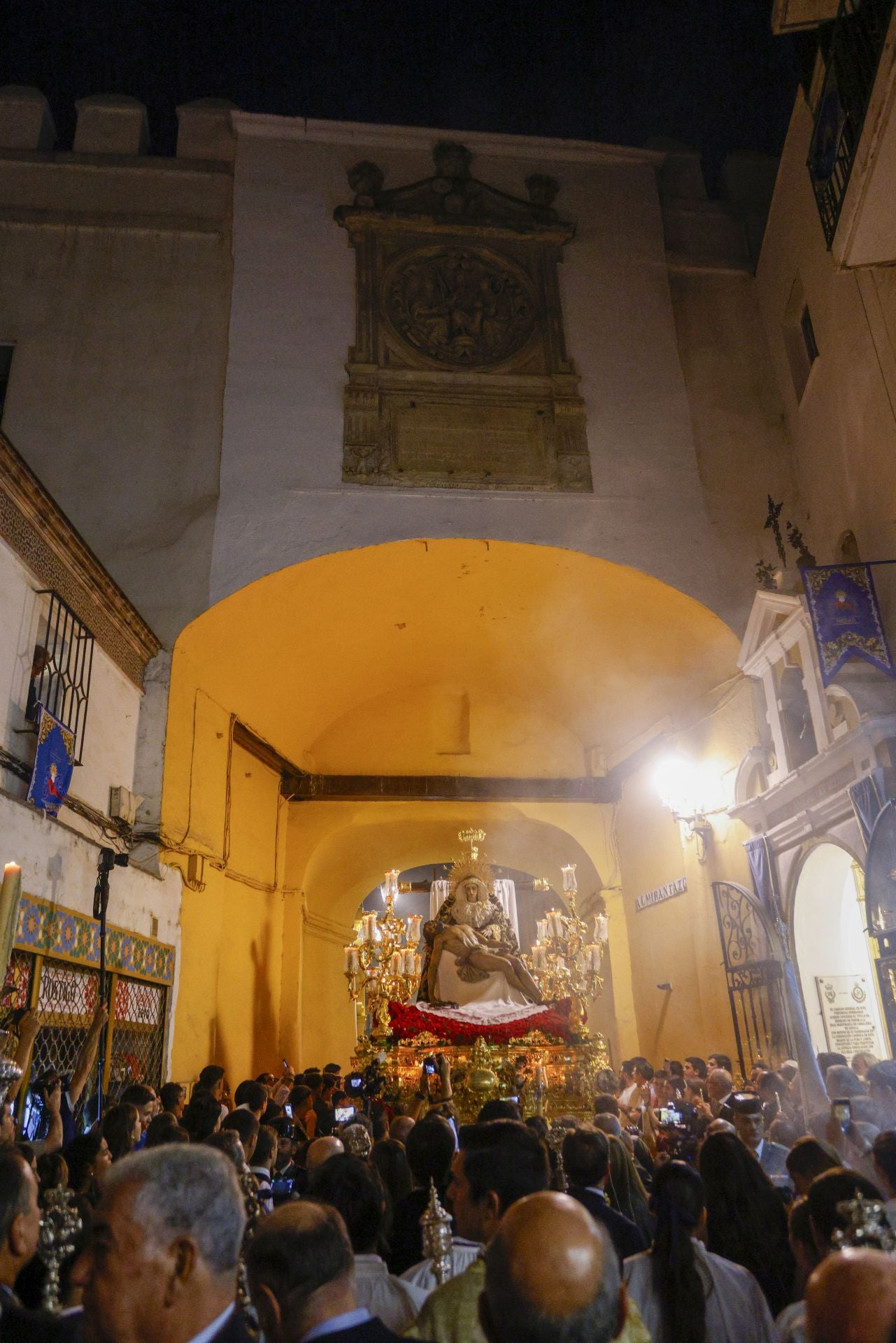 Un momento del traslado  a la Catedral este sábado de la Piedad de la Hermandad del Baratillo
